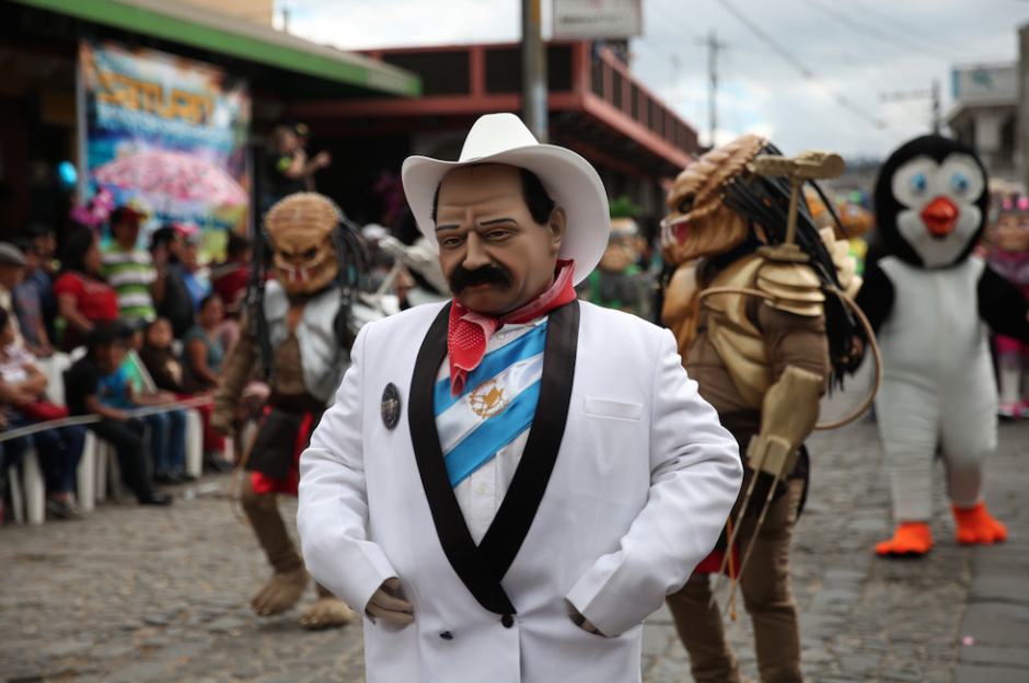 Los guatemaltecos disfrutaron del fin de a&ntilde;o con un desfile de disfraces y m&uacute;sica, representando a figuras importantes, en la imagen: un Presidente de a Sombrero. (Foto: Esteban Biba/EFE)