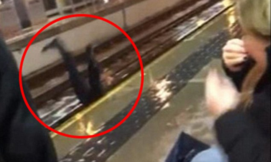 Una mujer cay&oacute; a las v&iacute;as del tren luego de pelear con un hombre. (Foto: Manchester Evening News)&nbsp;