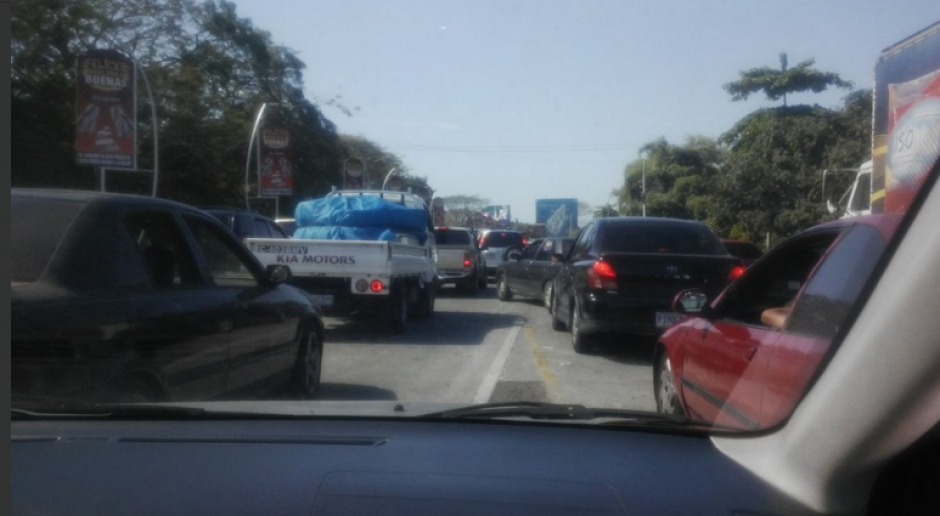 Ingreso a Puerto de San Jos&eacute; se mantiene con una fuerte afluencia de veh&iacute;culos. &nbsp;(Foto: &nbsp;Dalia Santos/Twitter)&nbsp;