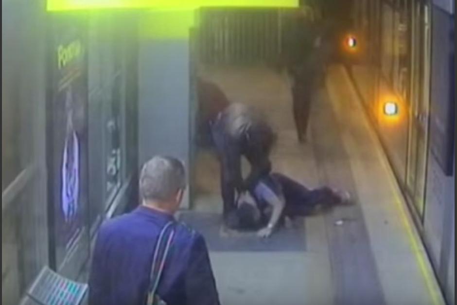 John Poole ya ha logrado detener al hombre que golpeaba a otro en una estaci&oacute;n de tren de Londres. (Foto: YouTube)&nbsp;