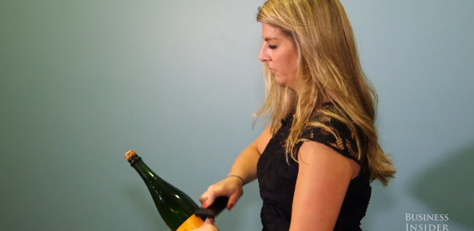 Abre una botella de champ&aacute;n f&aacute;cil con un iPhone. (Foto: Business Insider)