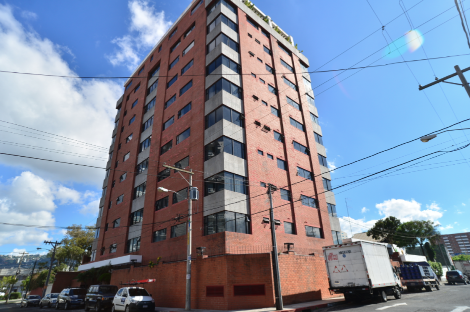 Vista de la fachada del edificio Real de la Villa ubicado en la zona 10, lugar donde se encuentra un apartamento propiedad del ex secretario privado de la presidencia Gustavo Martínez, el cual quedó embargado mientras el MP formaliza el proceso de Extinción de Dominio. En ese apartamento se encontraba el 9 de julio de 2015, día que fue capturado. (Foto: Wilder López/Soy502)&nbsp;    &nbsp;