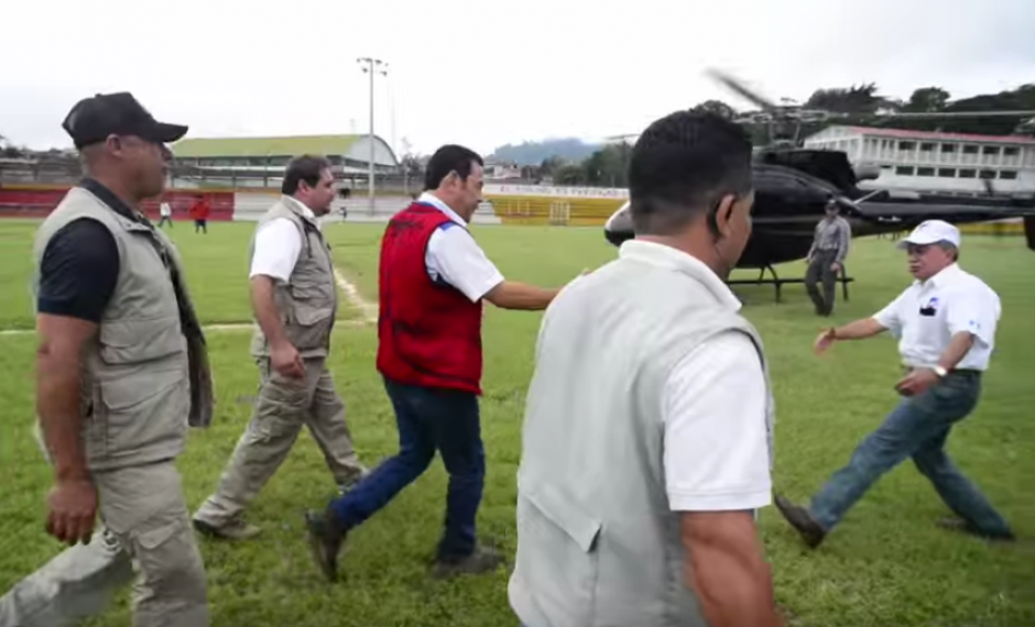 Edgar Ovalle saludando a Jimmy Morales en Chichicastenango, luego de coordinar su visita a ese lugar. (Foto: Archivo/Soy502)&nbsp;