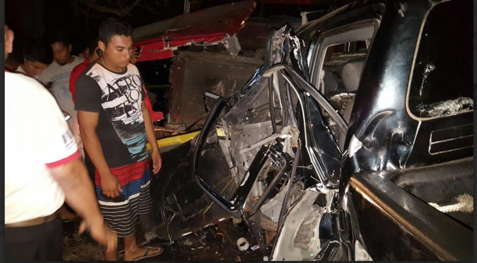 El vehículo del alcalde se empotró contra un camión que realizaba trabajos en el tendido eléctrico. (Foto: Nuestro Diario)