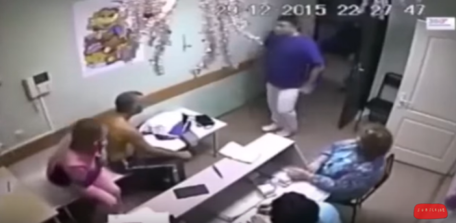 Un m&eacute;dico ruso mat&oacute; de un pu&ntilde;etazo a un paciente que supuestamente hab&iacute;a faltado al respeto a una enfermera en un hospital de la regi&oacute;n del B&eacute;lgorod, Rusia. (Foto: Captura de imagen/ YouTube)