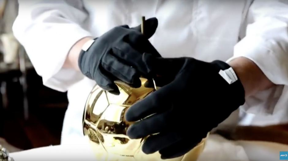 El Balón de Oro está hecho por dos semiesferas de latón, creadas a partir de placas. (Imagen: Captura de YouTube)