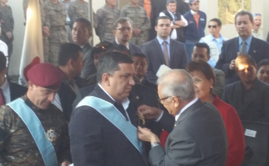 Los ministros de Comunicaciones y de Defensa recibieron la Orden del Quetzal en grado de Gran Cruz. (Foto: Ej&eacute;rcito)&nbsp;