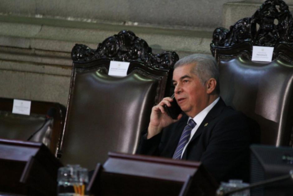 El actual presidente del Congreso, Luis Rabbé, retrasó por más de dos horas el inicio de la Sesión Solemne, lo que ha despertado sospechas entre los ciudadanos. (Foto: Alexis Batres/Soy502)&nbsp;