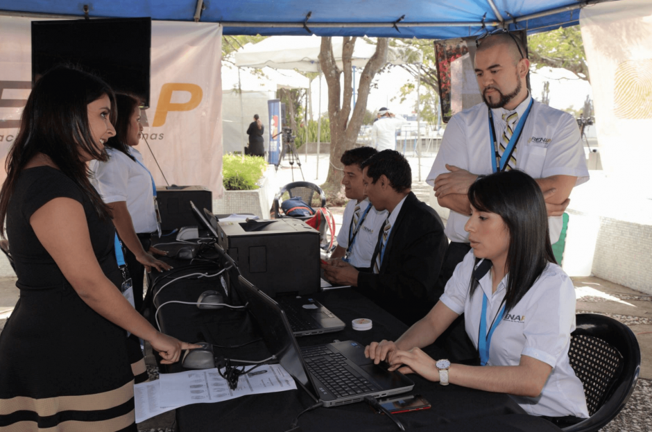 El Renap instal&oacute; un puesto para poder identificar a los invitados a la toma de posesi&oacute;n de Jimmy Morales. (Foto: Jorge Rojas/Soy502)&nbsp;