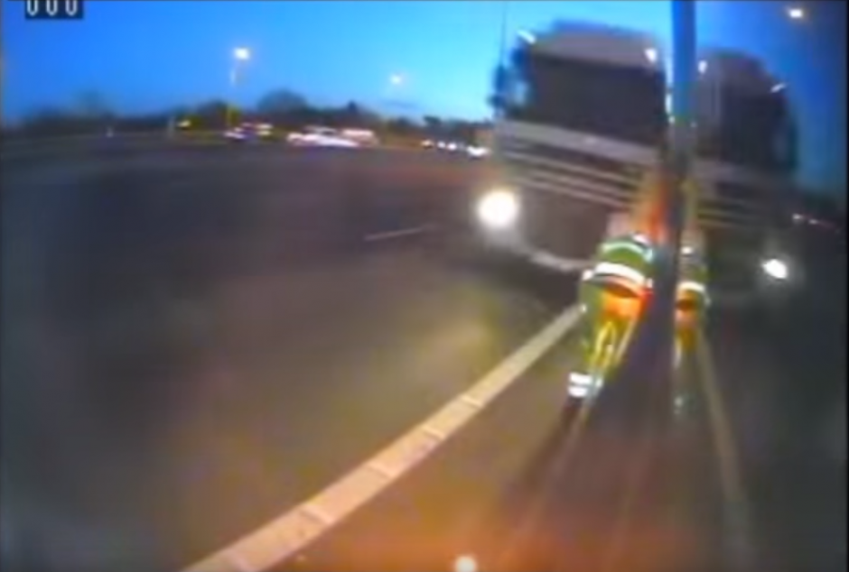 El hombre intentaba saber qué ocurría con su camión, pero nunca pensó que pudo perder la vida en cuestión de segundos. (Captura de YouTube)