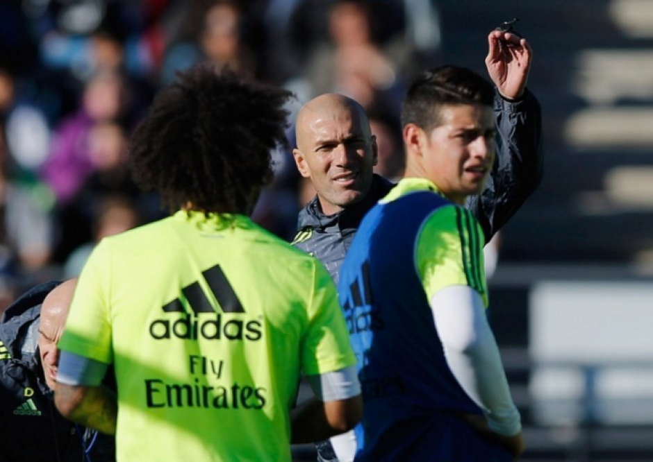 Al t&eacute;cnico del Madrid no le gust&oacute; nada la actitud del colombiano cuando se lo encontr&oacute; en el banquillo y no en la banda calentando. (Foto:&nbsp;hsbnoticias.com)