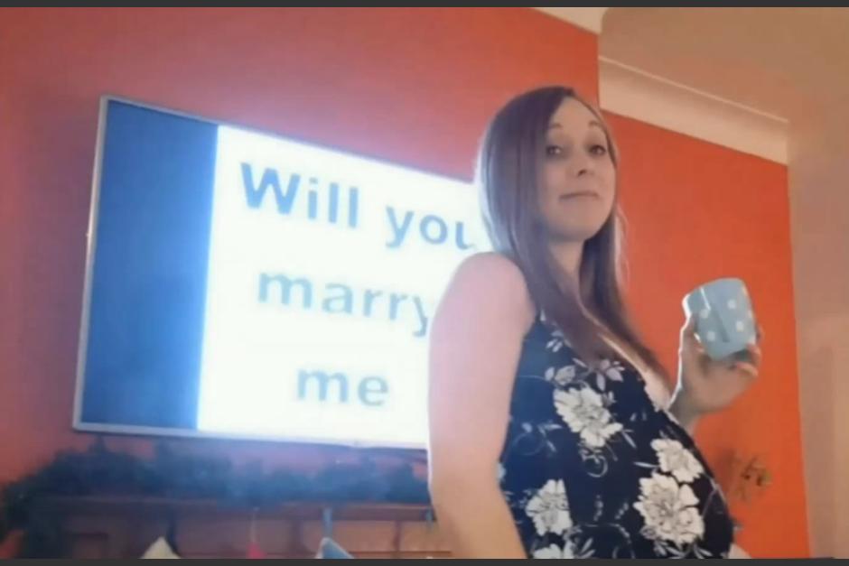 Le proponen matrimonio en 148 ocasiones y no se da cuenta. (Imagen: YouTube)