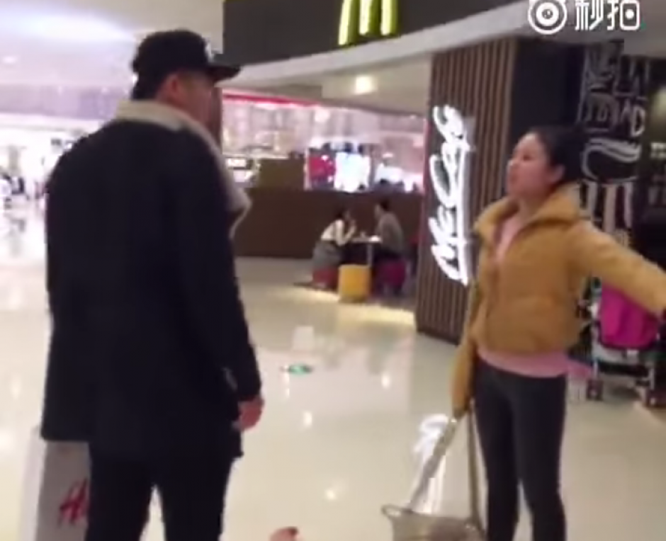 Una pareja pelea en p&uacute;blico. (Foto: YouTube/WeiboVideo)&nbsp;&nbsp;