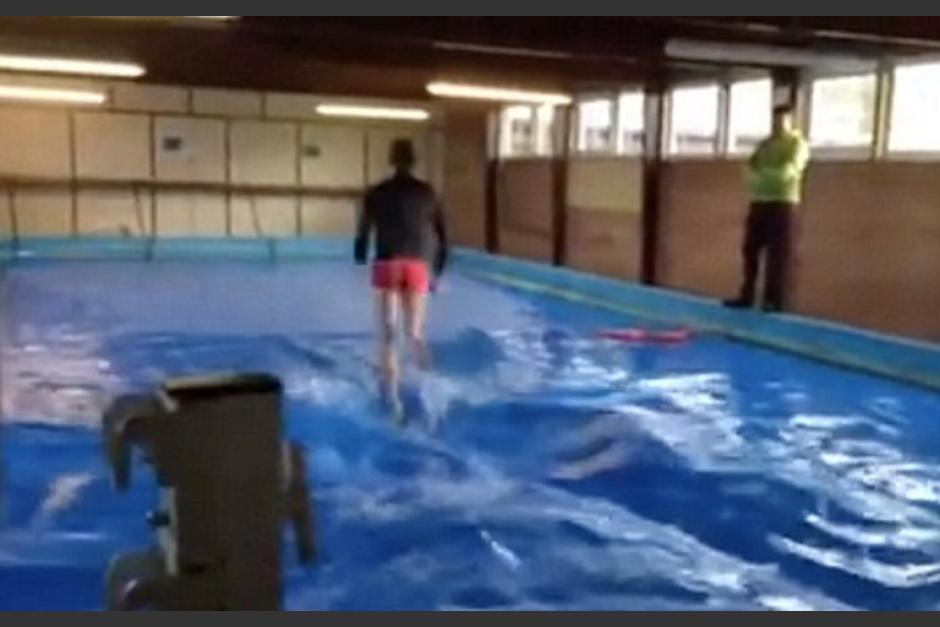 El brit&aacute;nico de 27 a&ntilde;os camin&oacute; "sobre el agua" ante el asombro de sus compa&ntilde;eros de trabajo. (Imagen: Captura de pantalla)