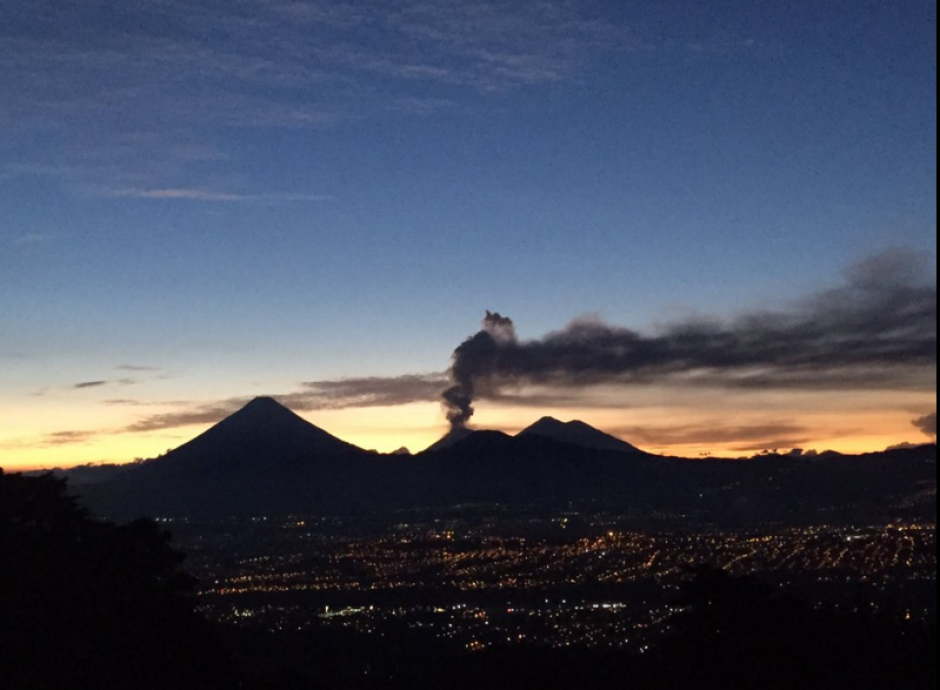 El volc&aacute;n de Fuego entr&oacute; de nuevo en erupci&oacute;n la tarde del 20 de enero. (Foto:Sebasti&aacute;nSiero/Twitter)