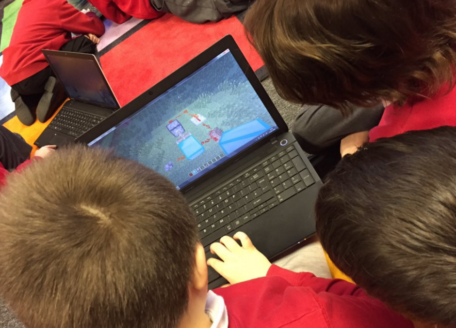 Microsoft dio a conocer que planea lanzar a mediados de este año una edición para las escuelas de su popular videojuego Minecraft.&nbsp;(Foto: @DosbarthArian/Twitter)