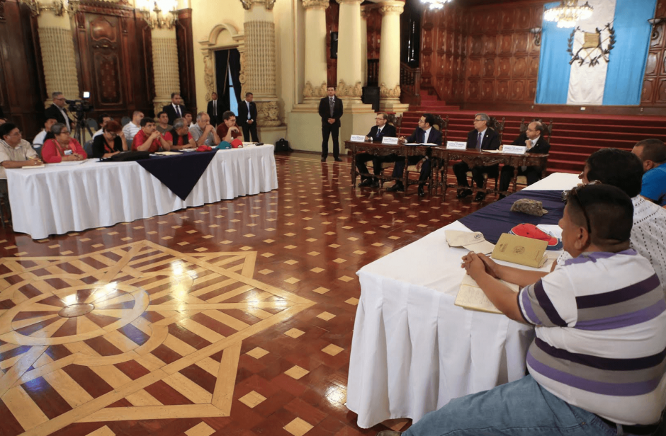 El presidente Jimmy Morales, acompañado por el vicepresidente Jafeth Cabrera, recibió a sindicalistas del Magisterio, dirigidos por Joviel Acevedo. (Foto: Presidencia)&nbsp;