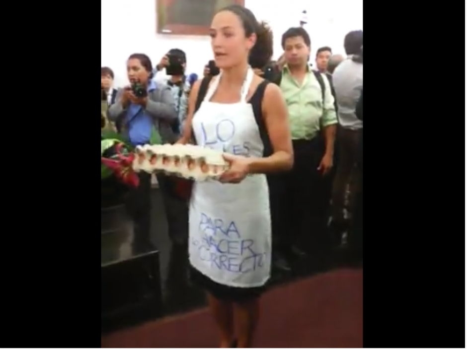 Una ciudadana de Antigua Guatemala despidió así al exalcalde que fue capturado por la PNC. (Foto: Facebook/Noticias de Sacatepéquez)&nbsp;