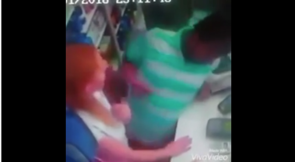 Un hombre que quer&iacute;a asaltar a una cajera sufre un infarto y queda grabado en video. (Foto: YouTube)