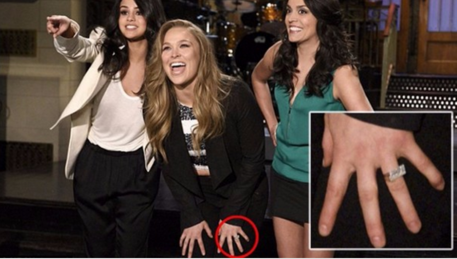 Ronda Rousey (C) se dej&oacute; ver con un anillo cuando condujo el Saturday Night Live. &iquest;Ser&aacute; de compromiso? (Foto: SNL)