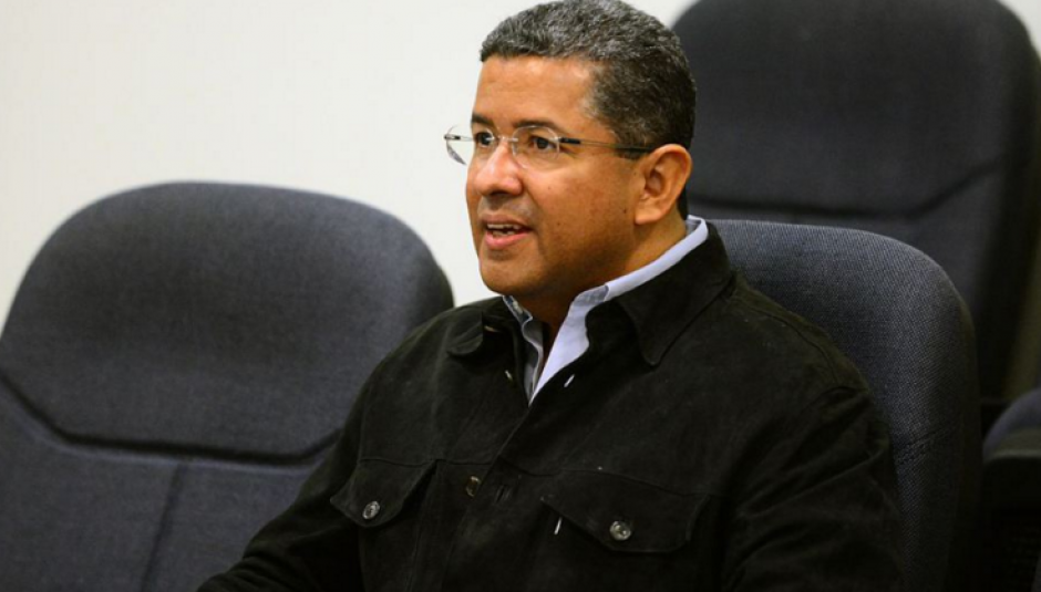 Familiares rezan por la salud del expresidente Francisco Flores