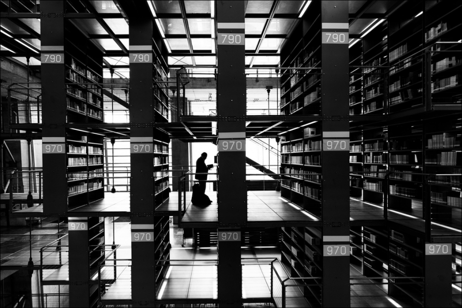 El lector solitario en el pasillo 970 de una inmensa biblioteca. (Foto: Mois&eacute;s Rodr&iacute;guez/500px)