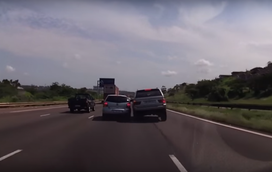 El conductor de la camioneta BMW se sali&oacute; del camino al tratar de amedrentar al piloto de un peque&ntilde;o sed&aacute;n. (Imagen: Captura de pantalla)