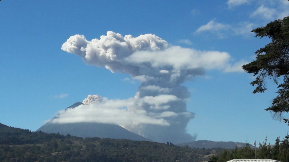 El volc&aacute;n Santiaguito registr&oacute; una fuerte actividad durante la ma&ntilde;ana de este viernes 5 de febrero. (Foto: Twitter/@alexcazmoto)