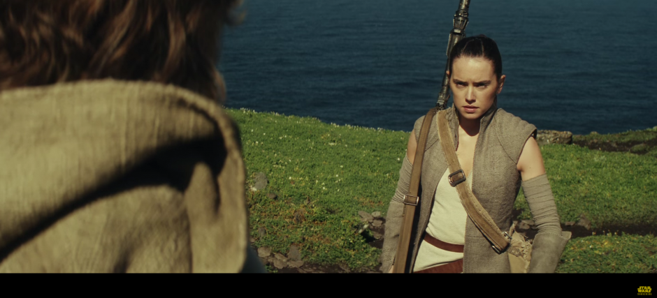 Rey se encuentra con Luke Skywalker para darle su sable de luz.