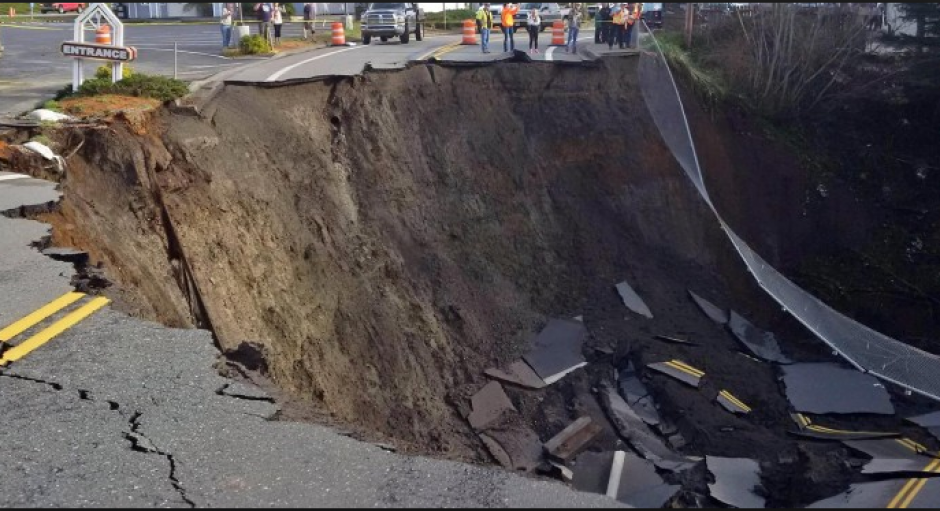 Un tramo de la autopista 101 en Oreg&oacute;n, Estados Unidos, permanece cerrado por un socavamiento de tierra provocado por las fuertes lluvias que azotan el pa&iacute;s del norte. (Foto: spanish.latinospost.com)