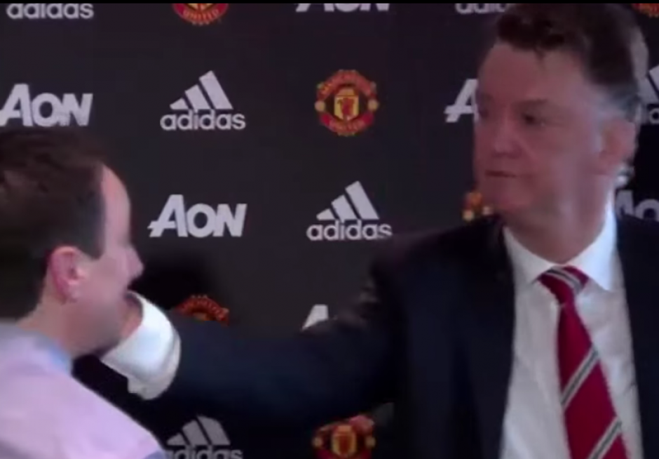 El t&eacute;cnico del Manchester United, Louis van Gaal, cachetea a reportero en conferencia de prensa. (Foto: Ecuagol)