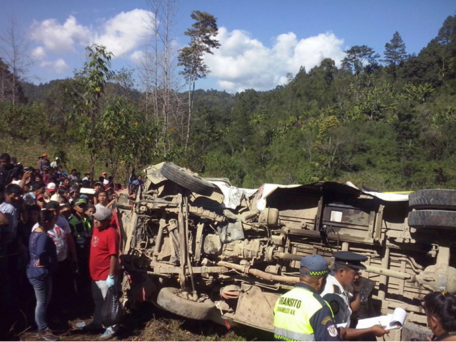 Al menos 25 personas resultaron heridas y dos fallecieron luego de un accidente de tr&aacute;nsito en San Juan Chamelco, Alta Verapaz. (Foto: Twitter/@CBMDEPTAL)