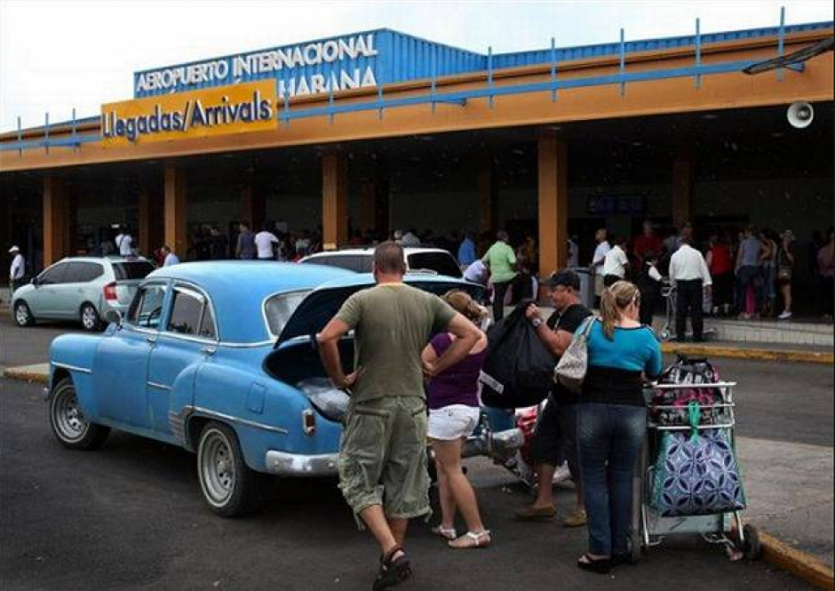 Un grupo de cubanoamericanos en el aeropuerto Jos&eacute; Mart&iacute; de La Habana, Cuba. (Foto: EFE)&nbsp;