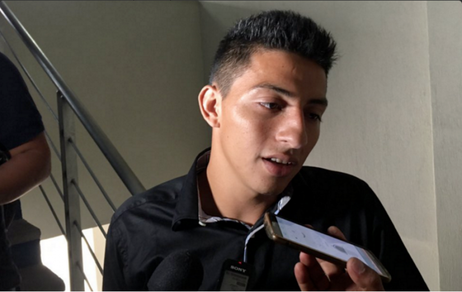 El jugador Flores, de Guastatoya, habló al salir de la sesión con la comisión. (Foto: Luis Barrios/Soy502)&nbsp;