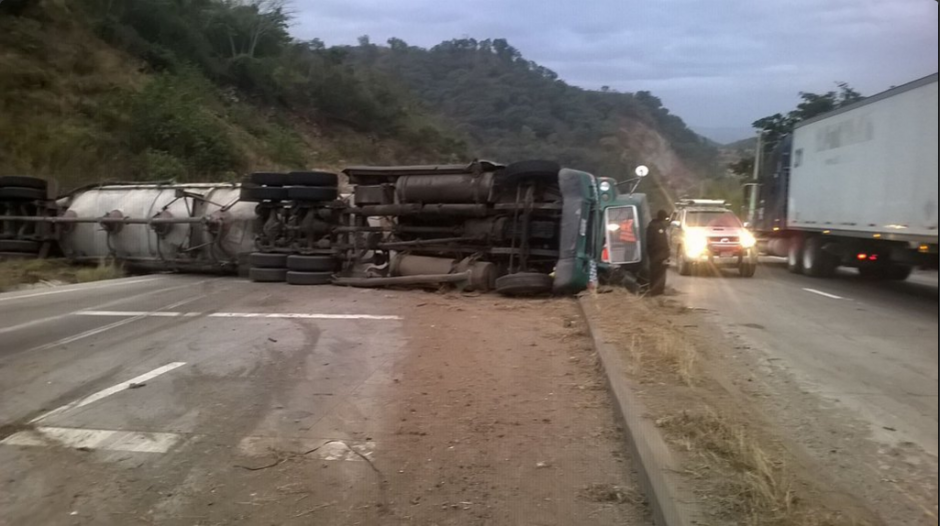 Un tr&aacute;iler volc&oacute; sobre la carretera a la altura del kil&oacute;metro 35 de la ruta al Atl&aacute;ntico. (Foto: Twitter/@DTransitoPNC )
