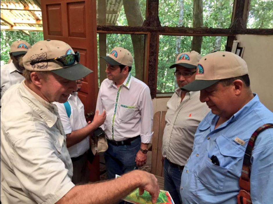 El presidente de Costa Rica, Luis Guillermo Sol&iacute;s visit&oacute; El Mirador, en Pet&eacute;n. (Foto: Presidencia Guatemala) 