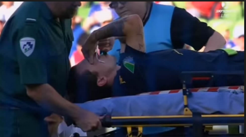 El jugador evit&oacute; un gol pero se lesion&oacute; en tres partes distintas del cuerpo. (Foto: lavozdegalicia.es) 