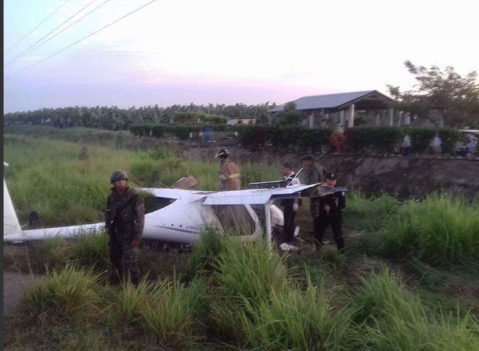 Cuerpos de socorro ya se encontraban inspeccionando la avioneta. (Foto: Twitter @NuestroDiario)