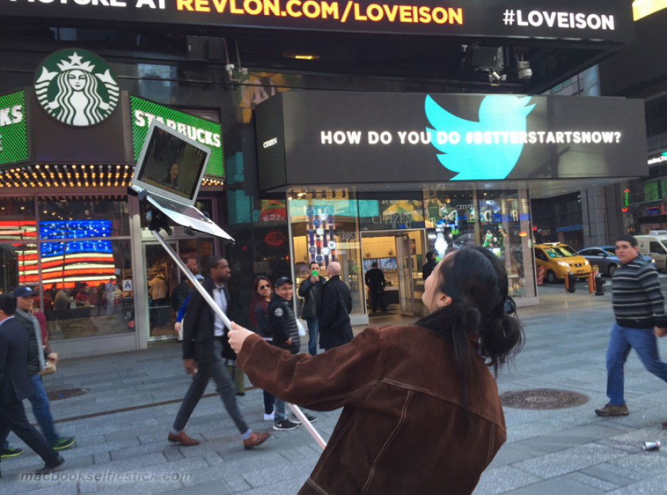 Los j&oacute;venes de Art 404 han creado un accesorio para las Macbook. (Foto: macbookselfiestick.com)