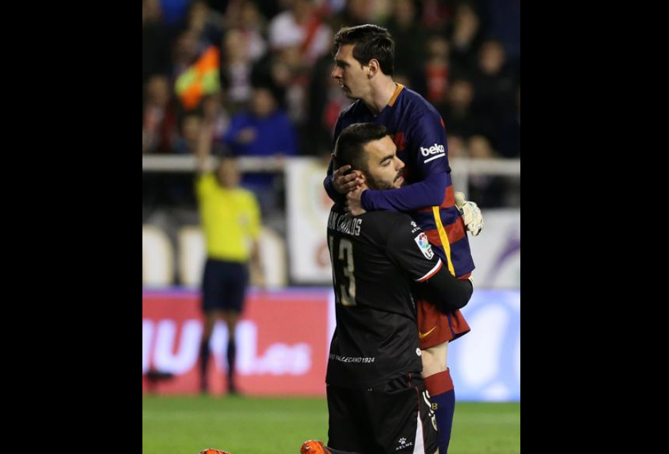 Durante el encuentro al minuto 9 el arquero se tira a abrazar a Messi. (foto: Mundo Deportivo)