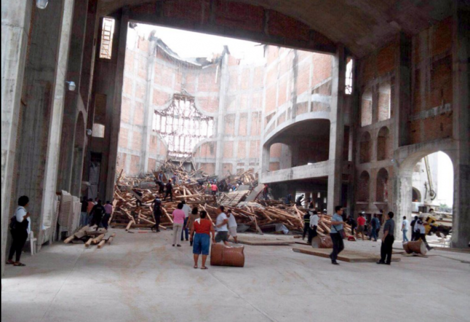 El derrumbe de un andamio en la construcci&oacute;n de una catedral en Oaxaca dej&oacute; como saldo cuatro muertos. (Foto: Univisi&oacute;n)