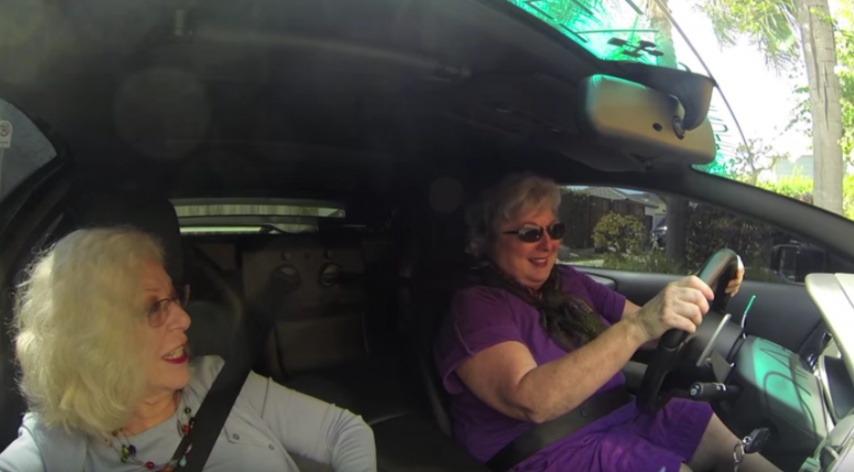 Dos mujeres que conducen un Lamborghini Murci&eacute;lago causan sensaci&oacute;n en las calles al salir de compras. (Foto: Captura de Imagen)