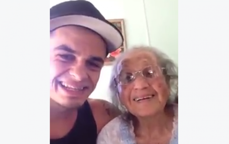 Un joven pasa tiempo con su abuela. (Foto: Jarryd Stoneman/Facebook)