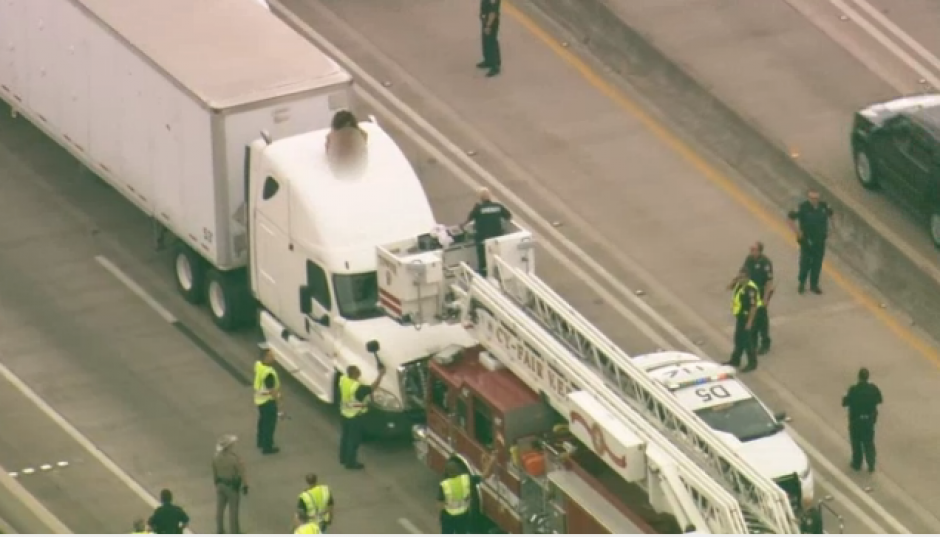 Luego de un incidente de tr&aacute;nsito una mujer se quit&oacute; la ropa y se subi&oacute; al techo de un cami&oacute;n para bailar. (Foto: Captura de Imagen)