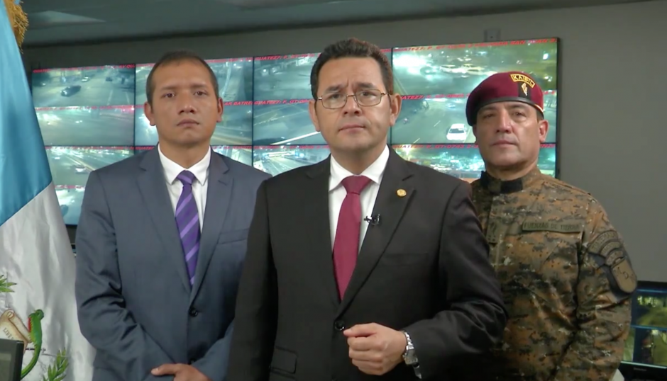 El presidente Jimmy Morales envi&oacute; un mensaje a la Naci&oacute;n la noche de este martes, acompa&ntilde;ado de los Ministros de Gobernaci&oacute;n y de la Defensa. (Foto: Presidencia)&nbsp;
