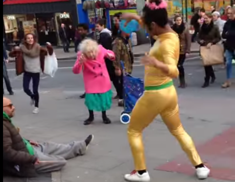 Esta se&ntilde;ora demostr&oacute; que para bailar no importa la edad. (Imagen: Ezda Beevers)