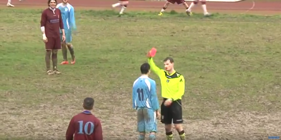 El &aacute;rbitro le saca tarjeta roja a un jugador. (Foto: Forzazzurri 1926/ YouTube)