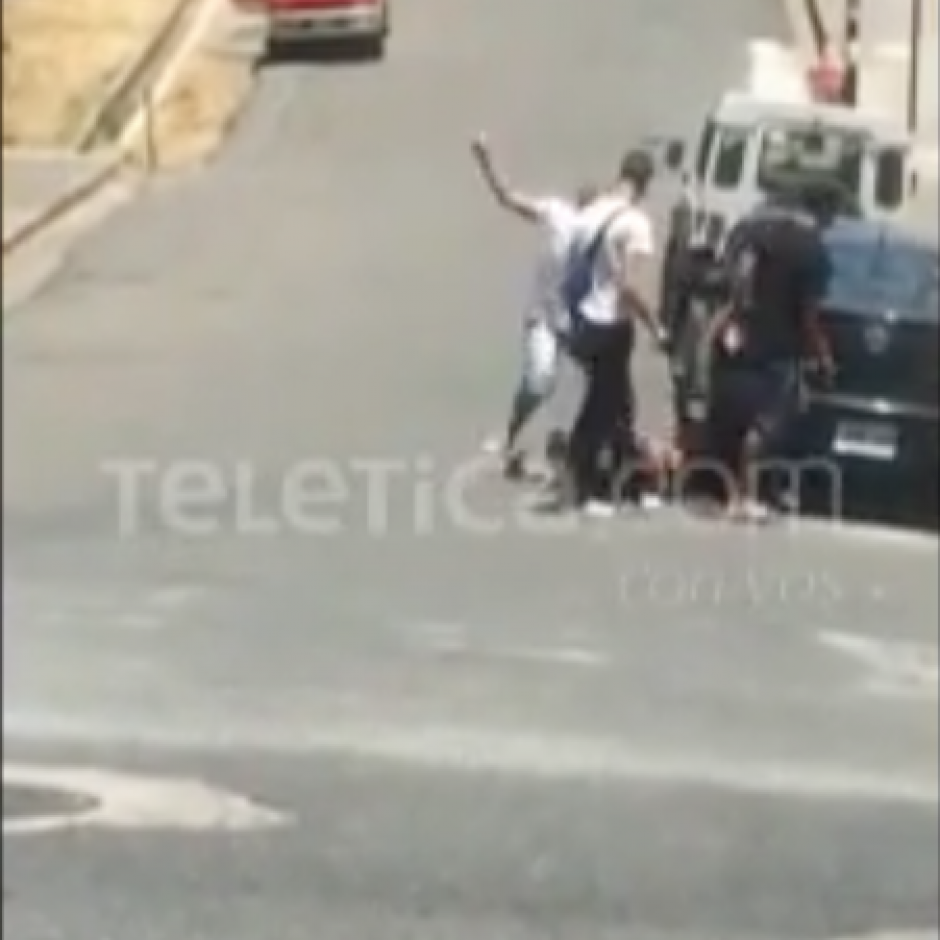 La brutal agresi&oacute;n fue grabada alrededor del medio d&iacute;a del 14 de marzo. (Imagen: Captura de YouTube)