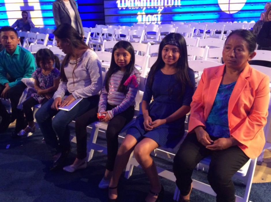 Luc&iacute;a Quiej con sus cinco hijos escuch&oacute; el discurso de Hilary Clinton. (Foto: Univisi&oacute;n) 