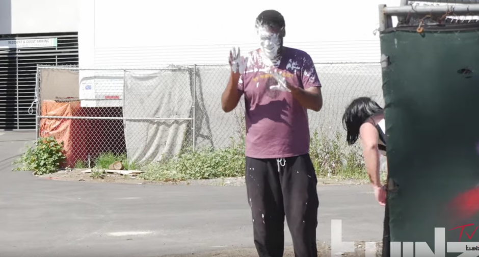 Al abrir la bolsa ajena explota una bomba de pintura. (Foto: TwinzTV /YouTube)